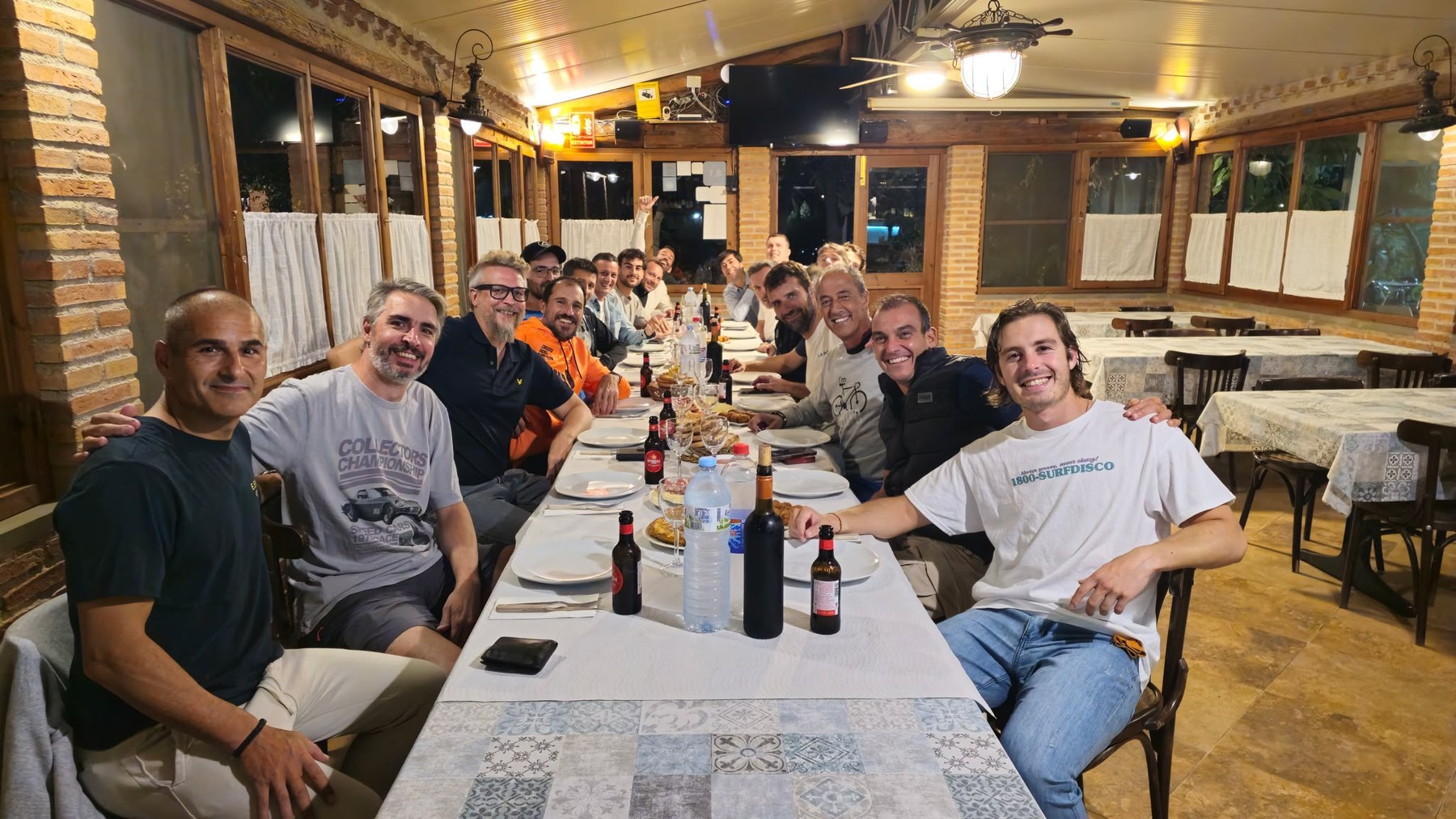 Amigos compartiendo una comida en La Trampa