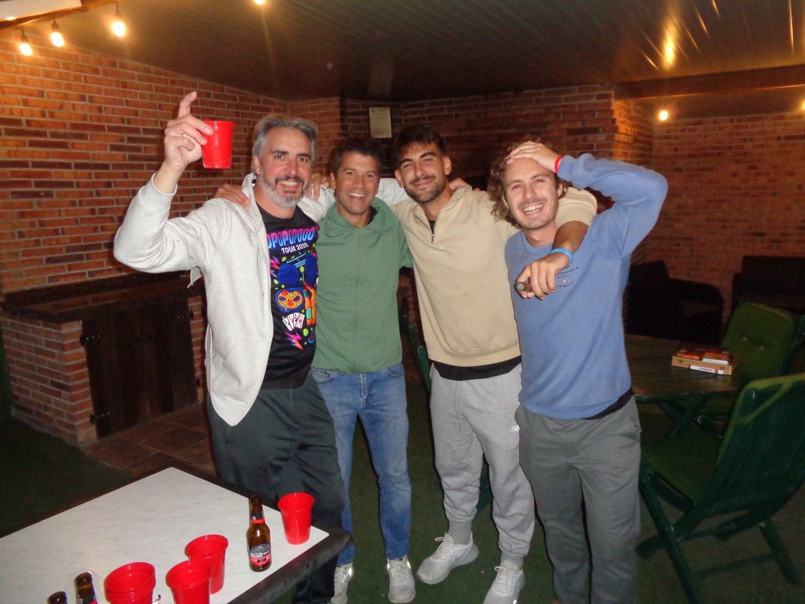 Amigos celebrando juntos por la noche