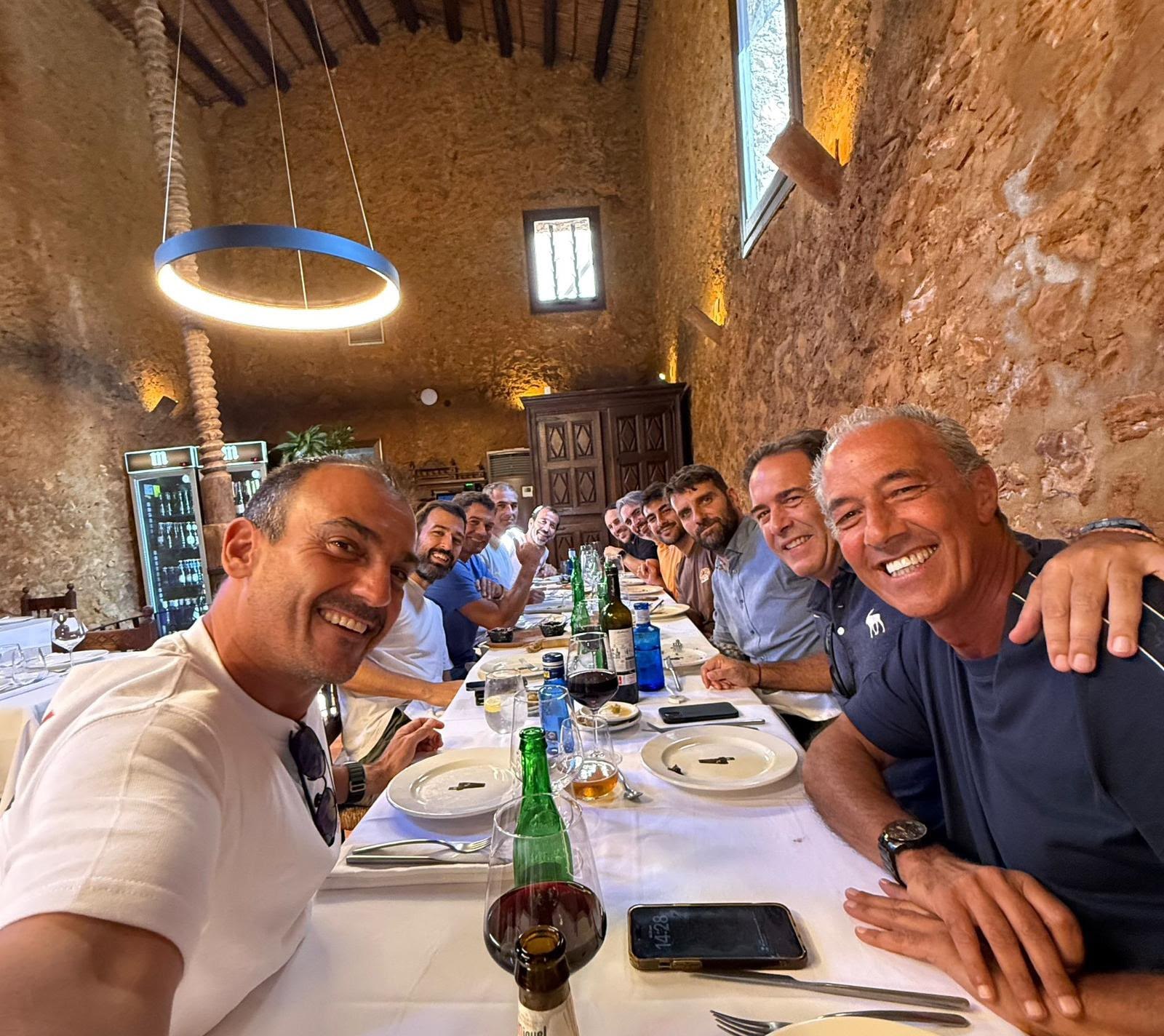 Selfie del grupo alrededor de la mesa