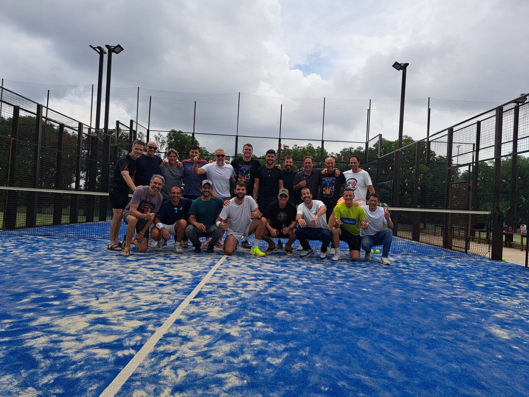 El grupo de La Trampa reunido en la pista de pádel