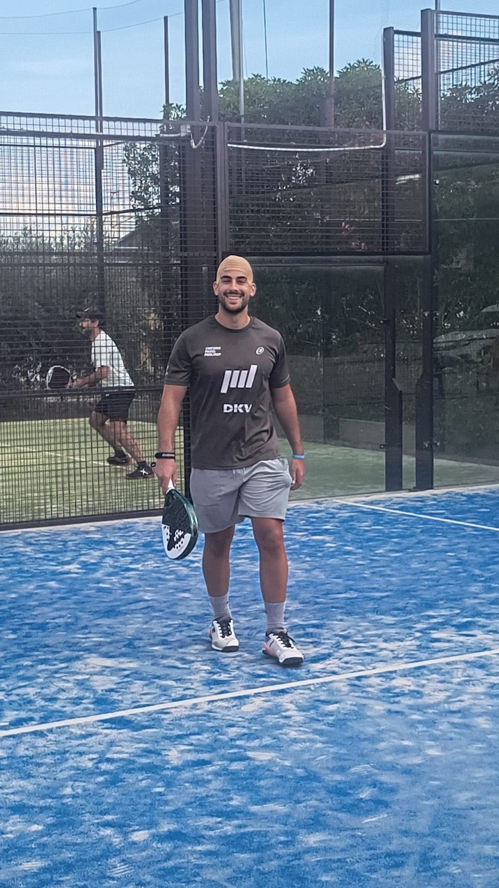 Un jugador disfrutando de un partido de pádel